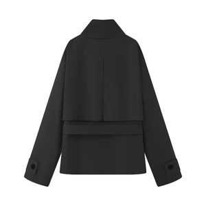 Vue arrière du trench-coat noir classique avec rabat coupe-vent et poignets réglables