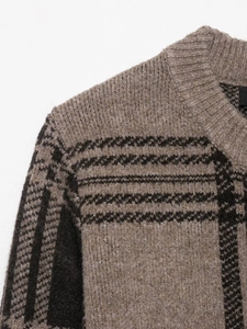 Détail du cardigan en maille rétro avec motif à carreaux et texture épaisse marron