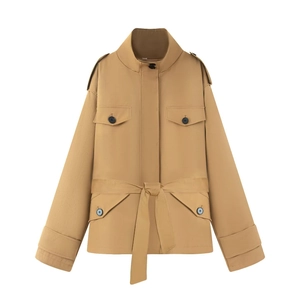 Veste trench courte kaki avec ceinture, épaulettes et poches poitrine pour femmes