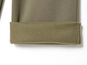 Détail du sweat à capuche vert armée avec doublure polaire et texture en maille