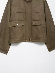 Détail de veste bomber en suédine vert olive avec boutons métalliques et poches à rabat