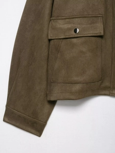Vue détaillée du bas de la veste en daim olive avec grande poche à rabat et bouton argenté
