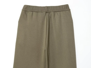 Vue détaillée de la taille élastique côtelée du pantalon en tricot vert olive chiné