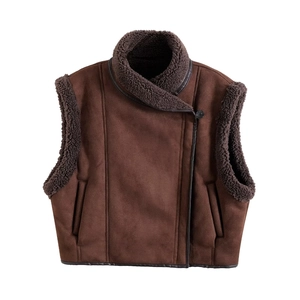 Detailansicht der braunen Wildlederweste mit weichem Fleece-Futter und Stehkragen