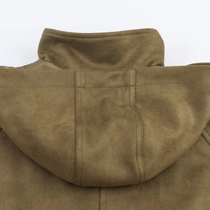 Giacca con cappuccio in finta pelle scamosciata marrone-verde con cuciture a vista