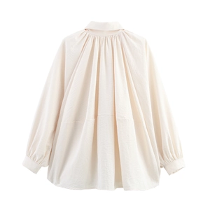 Detailed view of the pleated back design on a loose beige long-sleeved aviator jacket