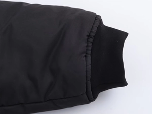 Détail des poignets élastiques en maille noire sur cette veste d'hiver matelassée