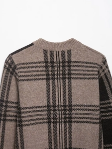 Détail du cardigan en maille à carreaux marron et noir avec col rond et texture douce