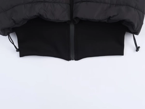 Détail de l'ourlet de la veste d'hiver matelassée avec bord côte et cordon de serrage réglable
