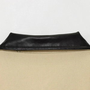 Veste style urbain avec col en cuir noir et surpiqûres sur toile beige texturée