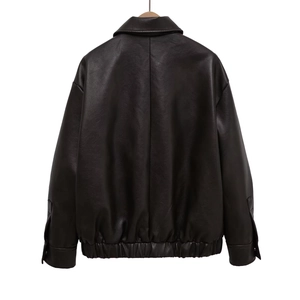 Vue arrière d'une veste en cuir marron foncé avec ourlet élastique et épaules tombantes