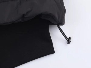 Détail de l'ourlet ajustable avec cordon élastique sur la veste d'hiver noire