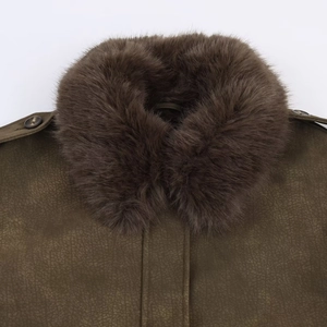 Gros plan sur la veste en simili daim avec col en fausse fourrure amovible et épaulettes
