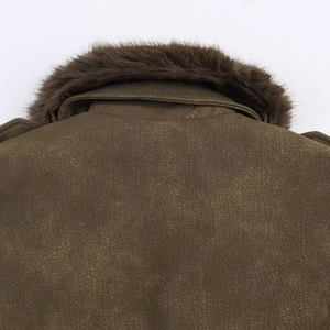 Détails de la texture suédine et col amovible en fausse fourrure sur veste marron