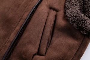 Detail der dunkelbraunen Wildlederweste mit Plüschfutter und Tasche mit Lederbesatz