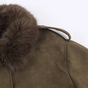 Détail de veste en suédine avec col épais en fausse fourrure brune et pattes d'épaule