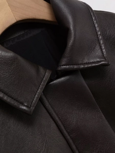 Détail d'une veste en similicuir montrant la texture du col et les coutures de qualité