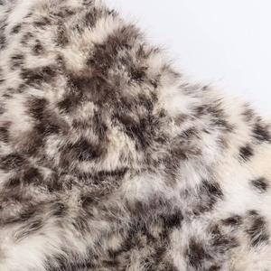 Dettaglio della trama in ecopelliccia leopardata nei toni nero, grigio e bianco