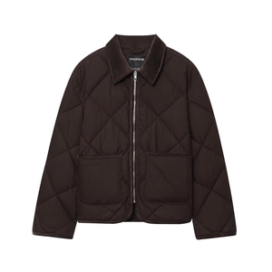 Détail d'une veste matelassée marron foncé avec col en velours côtelé et zip en métal