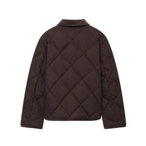 Détail d'une veste matelassée marron avec motif losanges et col montant en velours