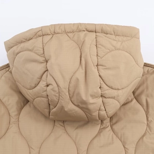 Veste matelassée kaki pour femme avec capuche et surpiqûres ondulées pour l'automne