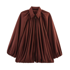 Damen-Streetwear-Puffjacke in Braunrot mit modischer Rüschen-Cape-Silhouette und Falten