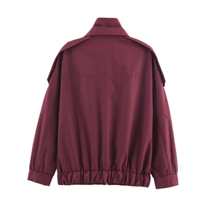 Détail du dos d'une veste streetwear bordeaux avec empiècements aux épaules et ourlet élastique