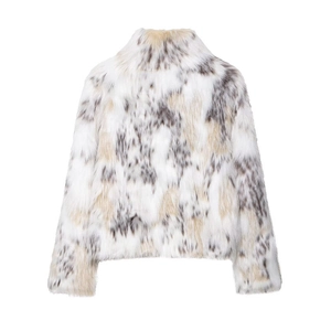 Dettaglio della giacca in ecopelliccia da donna con motivo animalier e texture morbida