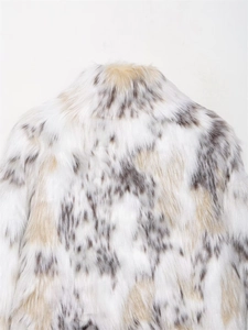 Dettaglio ravvicinato della morbida texture in ecopelliccia e della trama animalier del cappotto