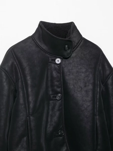 Détail du col montant et de la doublure en peau lainée noire de la veste en cuir