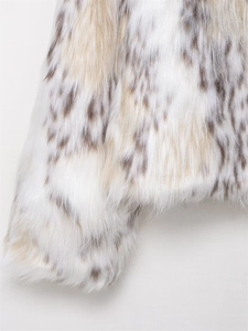 Dettaglio della soffice pelliccia sintetica leopardata su manica e orlo di un cappotto bianco
