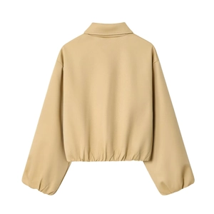 Vista posteriore della giacca corta beige con orlo a sbuffo e polsini elastici sulle maniche