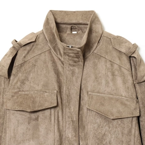 Giacca da donna in camoscio marrone con spalline militari e grandi tasche con patta