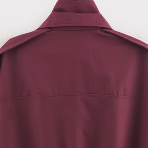 Veste mode pour femmes bordeaux avec double col, épaulettes et détails de l'empiècement