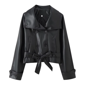 Détail d'une veste courte en cuir PU avec boutons croisés et ceinture à nouer à la taille