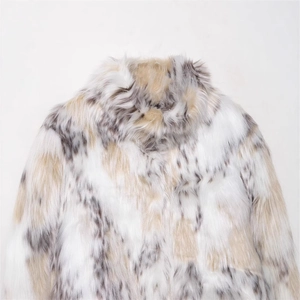 Elegante cappotto da donna in ecopelliccia leopardata con collo alto imbottito