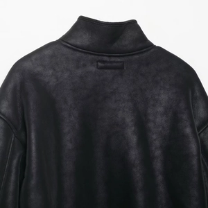 Vue arrière de la veste noire effet daim avec col montant et texture cuir détaillée