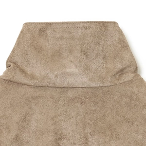 Giacca moda donna 2025 in finta pelle scamosciata taupe con collo alto e consistenza morbida