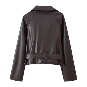 Vue détaillée du dos d'une veste en similicuir marron foncé avec ceinture réglable