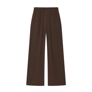Détail du pantalon large marron foncé avec taille élastique et texture fluide lisse
