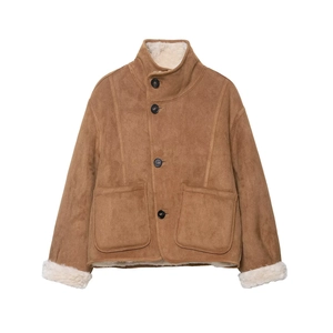Detail einer braunen Wildlederimitat-Jacke mit weißem Webpelzkragen und Knopfverschluss