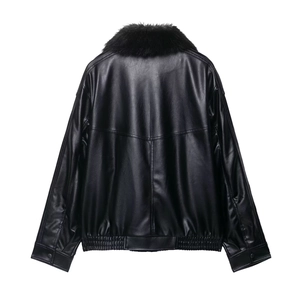 Detailansicht der Rückseite der schwarzen Kunstlederjacke mit Plüschpelzkragen