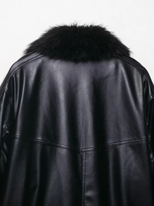 Rückansicht einer schwarzen Kunstlederjacke mit einem luxuriösen Kunstfellkragen