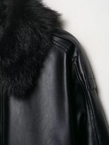 Detailaufnahme der schwarzen Kunstlederjacke mit abnehmbarem Webpelzkragen und Narbenstruktur