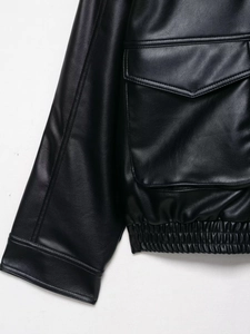 Detail der schwarzen Kunstlederjacke mit Pattentaschen und elastischem Saumstich