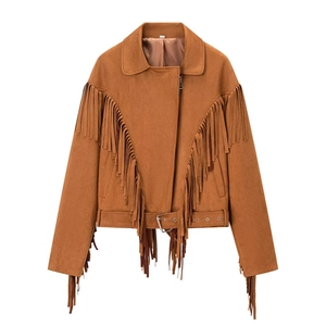 Détails d'une veste en daim marron avec de longues franges et une fermeture éclair