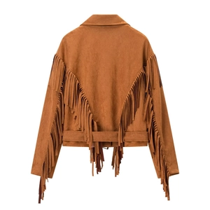 Détail d'une veste en daim marron avec de longues franges sur les manches et le dos