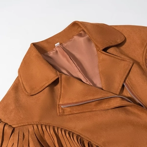 Détails de la veste en daim camel avec franges, col à revers et fermeture éclair en métal