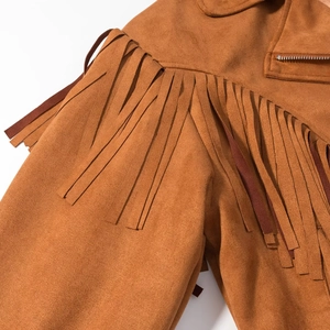 Détail de la veste en daim marron avec de longues franges et une fermeture éclair
