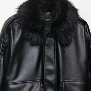 Damen-Lederjacke in Schwarz mit abnehmbarem Kunstpelzkragen und großen Taschen im Biker-Stil